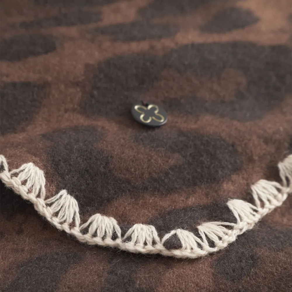 Codello Dreieckstuch mit Leodruck und handgehäkelter Bordüre Farbe Braun – Bild 3