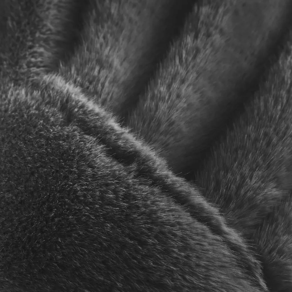 Codello Schal aus flauschigem Teddyfell mit Schlitz Farbe Schwarz – Bild 3